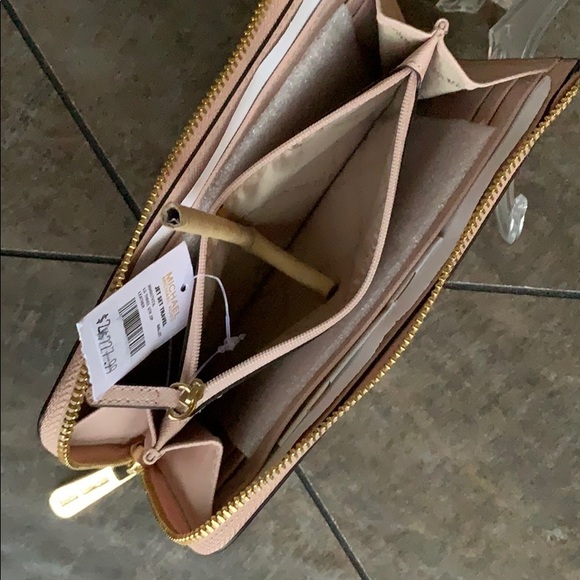 Michael Kors Jet Set Lg Three QTR Zip Wallet - Picture 10 of 16